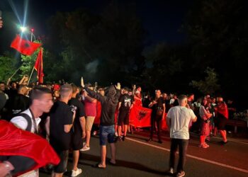 VIDEO / “Tradhtarin e lamë në Rinas”, protestuesit sherr me njëri-tjetrin: Mashtruese, s’keni turp!