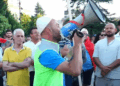 “Presin reformim nga dikush që duhej të ishte duke shijuar pensionin”, protestuesi ironizon demokratët (VIDEO)