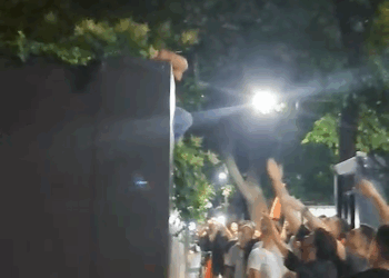 Dalin pamjet e momentit kur protestuesit heqin flamurin e Ambasadës së Izraelit në Tiranë (Video)