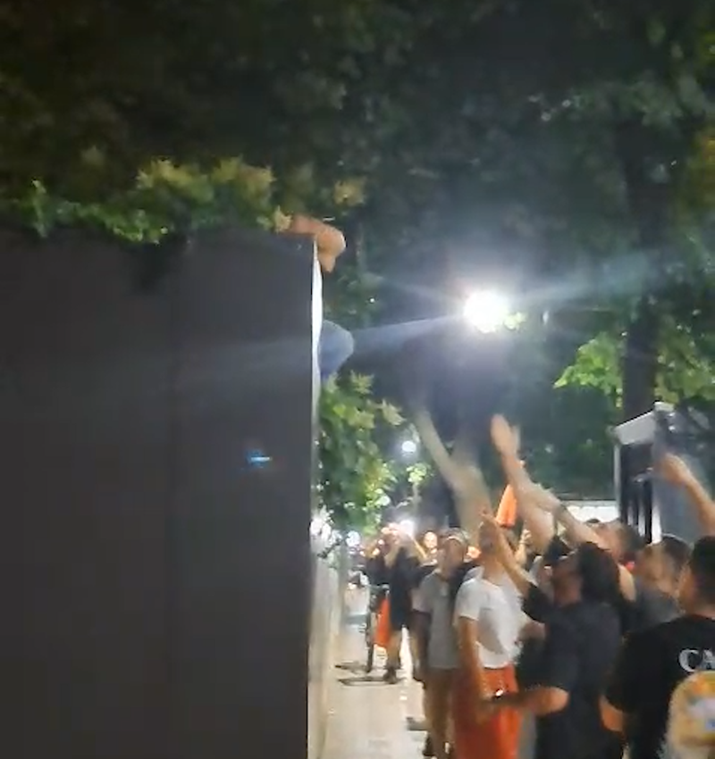 Dalin pamjet e momentit kur protestuesit heqin flamurin e Ambasadës së Izraelit në Tiranë  Video 