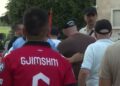 Incident në protestë, i moshuari ngrihet me forcë nga karrigia e folësve (VIDEO)