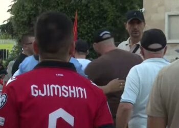Incident në protestë, i moshuari ngrihet me forcë nga karrigia e folësve (VIDEO)
