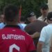 Incident në protestë, i moshuari ngrihet me forcë nga karrigia e folësve (VIDEO)