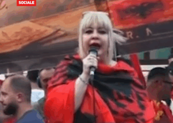 Momente të pazakonta në protestë! Apel në frëngjisht për Macron dhe fjalim nga një turist britanik (VIDEO)