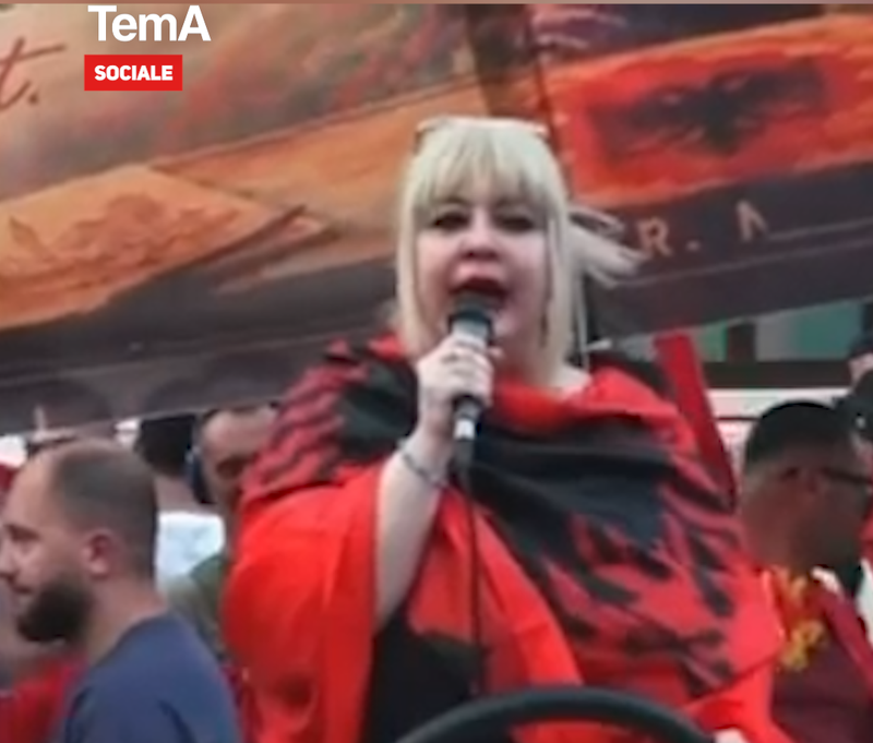 Momente të pazakonta në protestë  Apel në frëngjisht për Macron dhe fjalim nga një turist britanik  VIDEO 