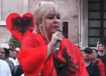 VIDEO/ Qytetarja kundërshton deklaratat e Sali Berishës: Jemi ende të përsekutuar!