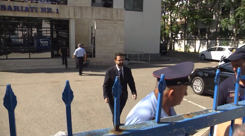 Tensionet në protestën përpara Parlamentit  Avokati i Popullit reagon për ndërhyrjen e Policisë