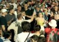 Tensione në protestë, qytetarët përplasen me njëri-tjetrin! Protestuesi lag me ujë një grua në turmë (VIDEO)