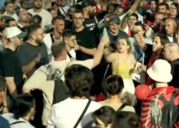 Tensione në protestë, qytetarët përplasen me njëri-tjetrin! Protestuesi lag me ujë një grua në turmë (VIDEO)