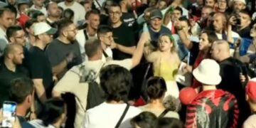 Tensione në protestë, qytetarët përplasen me njëri-tjetrin! Protestuesi lag me ujë një grua në turmë (VIDEO)