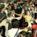 Tensione në protestë, qytetarët përplasen me njëri-tjetrin! Protestuesi lag me ujë një grua në turmë (VIDEO)