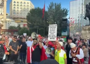 Pas bllokimit të Rinasit vetëshpallen 3 nismëtarë të protestës (EMRAT)
