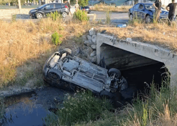 Aksident në Durrës/ Makina “fluturon” në kanal, dy vajza përfundojnë në spital (VIDEO)