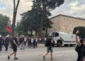 Protestat për Zvërnecin/ Protestuesit mbërrijnë para Kryeministrisë, policia sjell autobotët për të shpërndarë turmën