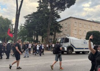 Protestat për Zvërnecin/ Protestuesit mbërrijnë para Kryeministrisë, policia sjell autobotët për të shpërndarë turmën