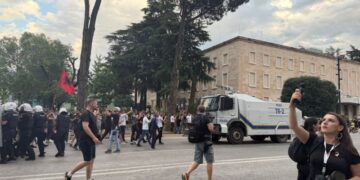 Protestat për Zvërnecin/ Protestuesit mbërrijnë para Kryeministrisë, policia sjell autobotët për të shpërndarë turmën