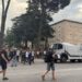 Protestat për Zvërnecin/ Protestuesit mbërrijnë para Kryeministrisë, policia sjell autobotët për të shpërndarë turmën