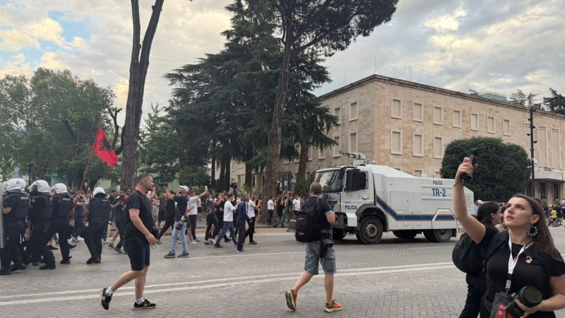 Protestat për Zvërnecin  Protestuesit mbërrijnë para Kryeministrisë  policia sjell autobotët për të shpërndarë turmën