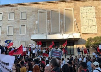 Qytetarët çajnë kordonin e policisë para Kryeministrisë, tensionohet protesta për Zvërnecin! Ja kërkesat për Qeverinë