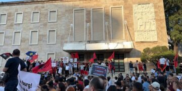 Qytetarët çajnë kordonin e policisë para Kryeministrisë, tensionohet protesta për Zvërnecin! Ja kërkesat për Qeverinë