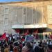 Qytetarët çajnë kordonin e policisë para Kryeministrisë, tensionohet protesta për Zvërnecin! Ja kërkesat për Qeverinë