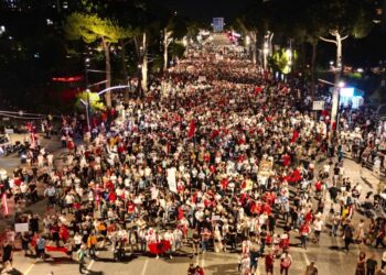 Mbyllen fjalimet para Kryeministrisë, protestuesit nisin marshimin drejt rrugëve të kryeqytetit