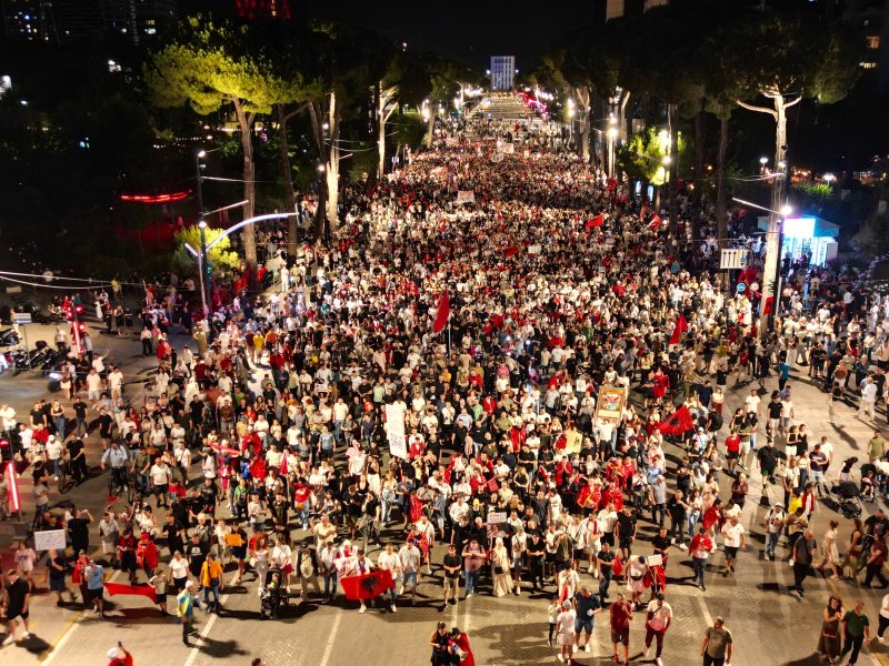 Mbyllen fjalimet para Kryeministrisë  protestuesit nisin marshimin drejt rrugëve të kryeqytetit