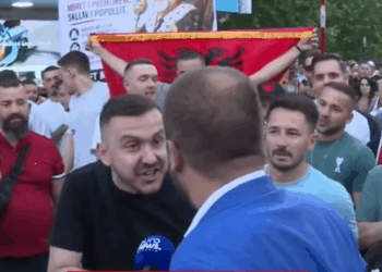 VIDEO / Protestuesit përplasen me deputetin Bido para Parlamentit, ndërhyn Policia