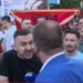 VIDEO / Protestuesit përplasen me deputetin Bido para Parlamentit, ndërhyn Policia