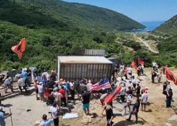 “Sulm ndaj pronës private”, shoqëria ‘Riviera Kakome’ paralajmëron kallëzim penal për protestuesit që hoqën rrethimin në Kakome