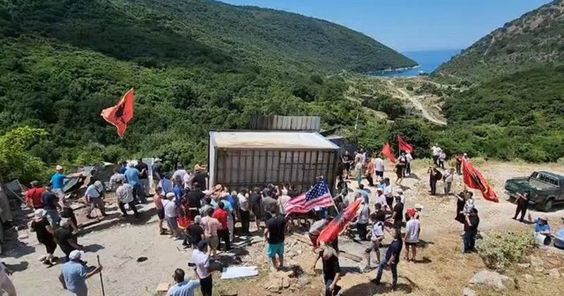  Sulm ndaj pronës private   shoqëria  Riviera Kakome  paralajmëron kallëzim penal për protestuesit që hoqën rrethimin në Kakome