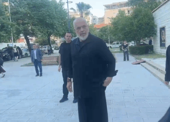 “Punët vazhdojnë përpara…”/ Rama-gazetarit italian: Unë i gjunjëzohem vetëm Melonit (VIDEO)