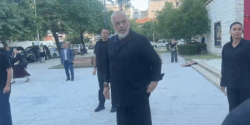 “Punët vazhdojnë përpara…”/ Rama-gazetarit italian: Unë i gjunjëzohem vetëm Melonit (VIDEO)