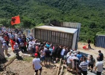 “Kakomenë e mbrojmë me gjak”, protestuesit shembin rrethimin dhe shkulin kabinat