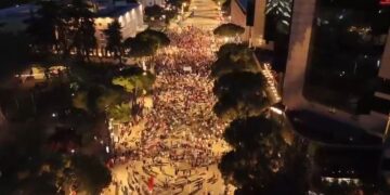 VIDEO/ Protesta para Kryeministrisë në ditën e 31, ja pjesëmarrja në bulevard në orën 21:15