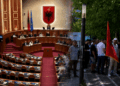 LIVE! Kuvendi mblidhet në seancë plenare, disa qytetarë protestojnë jashtë godinës