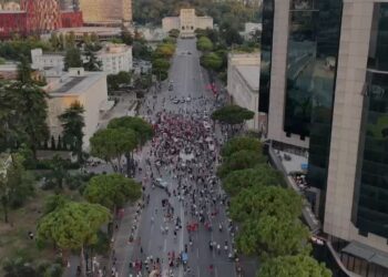 PAMJE NGA DRONI! Protesta e 23 kundër qeverisë, ja pjesëmarrja në bulevard (VIDEO)