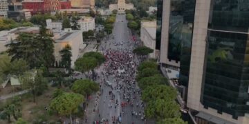 PAMJE NGA DRONI! Protesta e 23 kundër qeverisë, ja pjesëmarrja në bulevard (VIDEO)