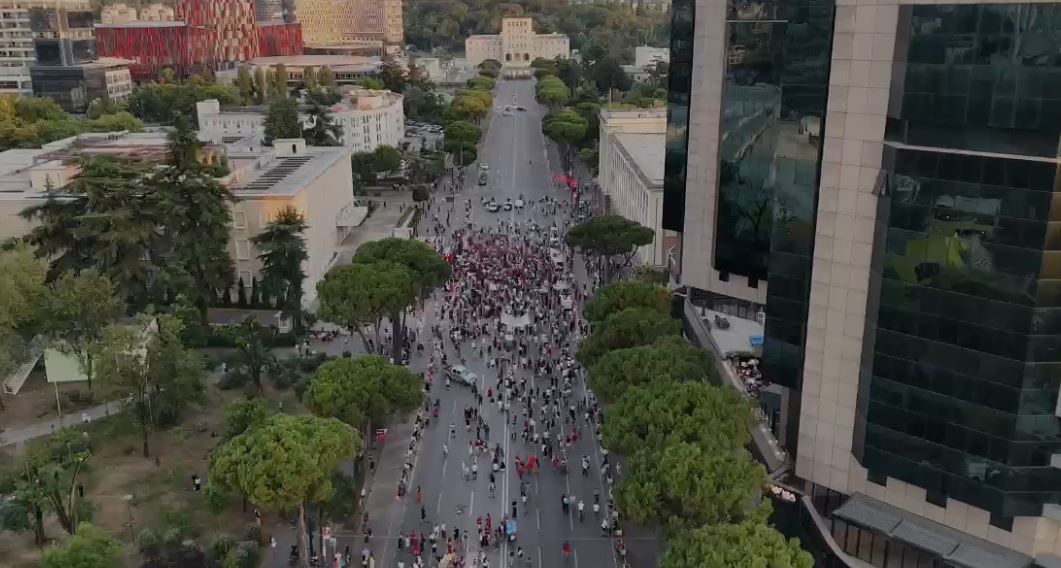 PAMJE NGA DRONI  Protesta e 23 kundër qeverisë  ja pjesëmarrja në bulevard  VIDEO 