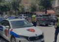 Me kallashnikov në dorë nëpër rrugët e Kamzës, i riu terrorizon banorët