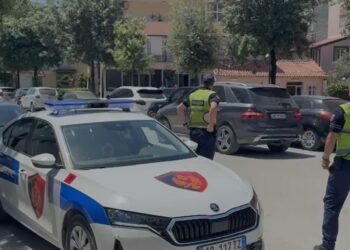 Me kallashnikov në dorë nëpër rrugët e Kamzës, i riu terrorizon banorët