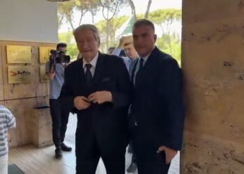 Sali Berisha në ceremoninë e ngushëllimeve për babanë e Ilir Metës, takohet me ish-presidentin