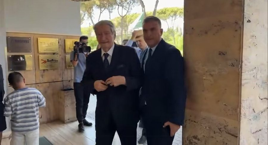 Sali Berisha në ceremoninë e ngushëllimeve për babanë e Ilir Metës  takohet me ish presidentin