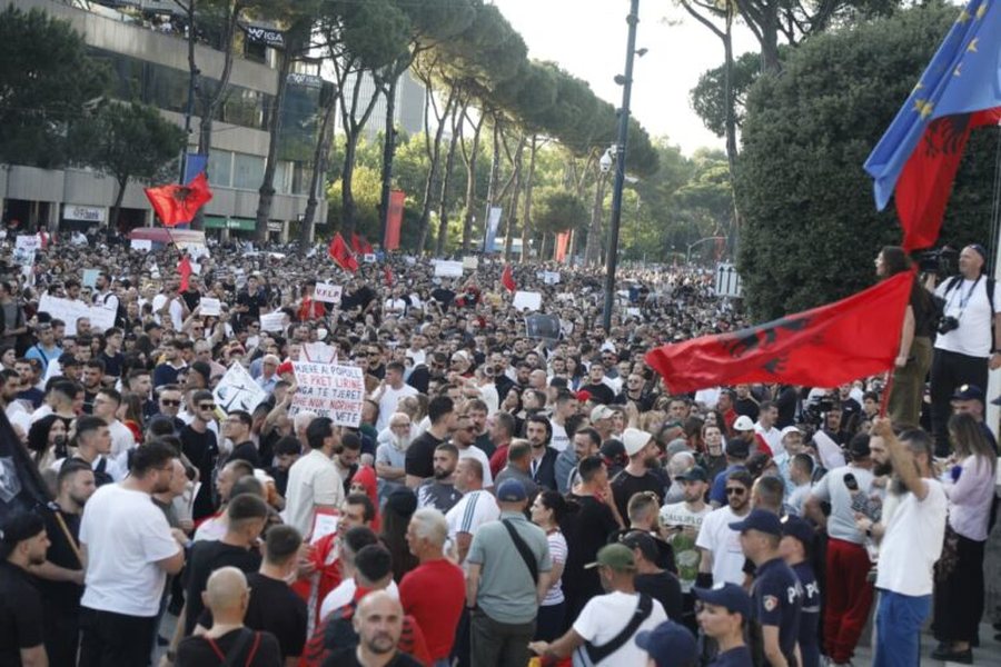 protesta-dhe-kontrata-e-re-per-shqiperine
