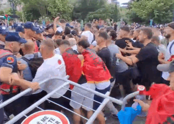 Tensione në Bulevard, protestuesit çajnë kordonin e policisë