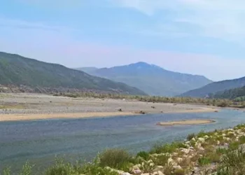 Gjendjet i pajetë një person në lumin Mat, dyshohet të jetë ish-oficeri Gardës! Autoritetet vijojnë hetimet