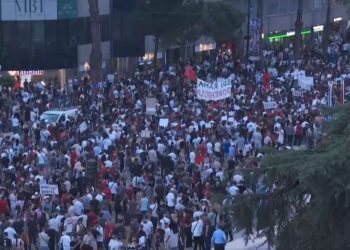 “Reuters” transmeton live protestën për Zvërnecin, reagon Taulant Balla: Kanë hall tjetër, jo Shqipërinë