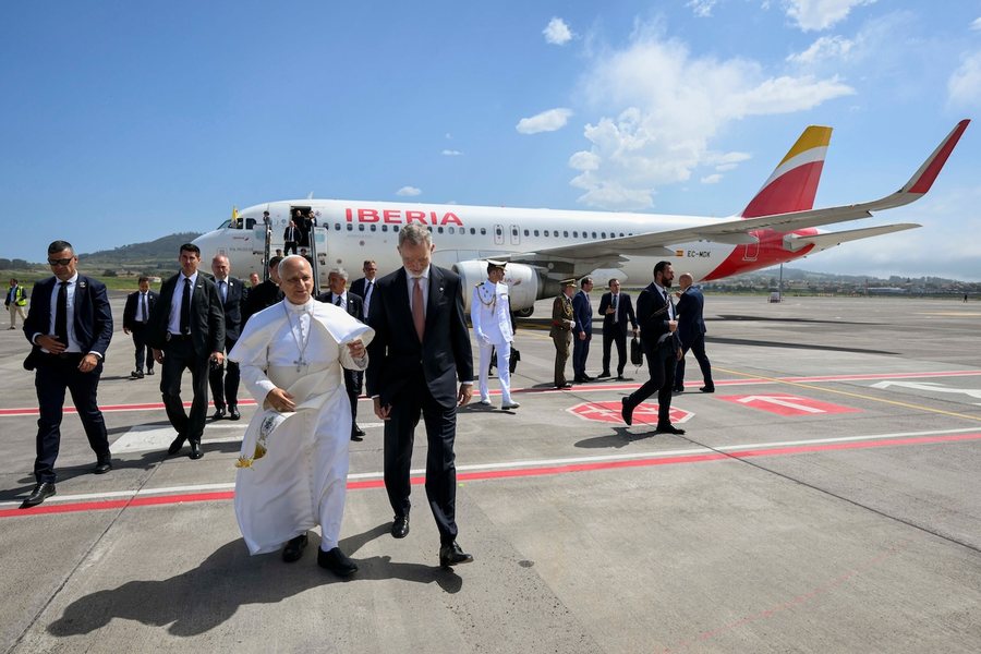 defekt-ne-fluturimin-iberia-papa-leo-xiv-kthehet-ne-rome-me-avionin-e-mbretit-te-spanjes