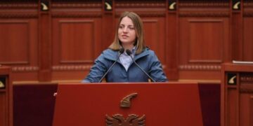 “Jam deputete e pavarur”, Marjana Koçeku largohet nga grupi parlamentar i PS