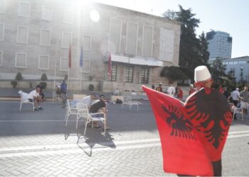 Policia paralajmëron 30 protestuesit që kaluan natën para Kryeministrisë për bllokim të paligjshëm të bulevardit
